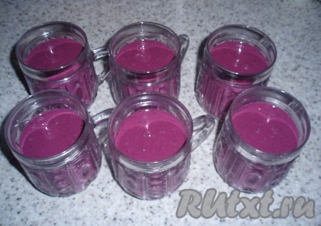 Когда смесь начнет густеть, выложить ее в порционные стаканчики или креманки и поставить в холодильник до полного застывания.
