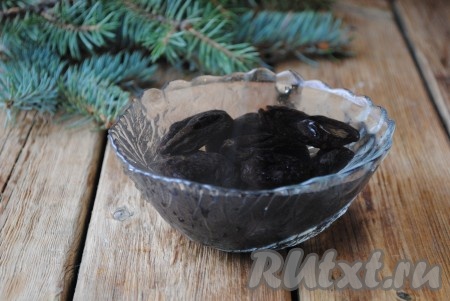 Чернослив вымыть и обсушить бумажным полотенцем. Если Вам попался очень жесткий чернослив, то его лучше минут на 10-15 замочить в горячей воде.&nbsp;
