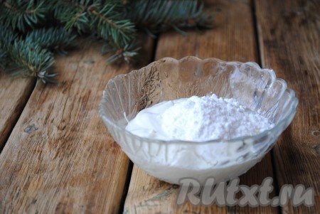 К сметане добавить сахарную пудру и взбить миксером в течение 1-2 минут.&nbsp;
