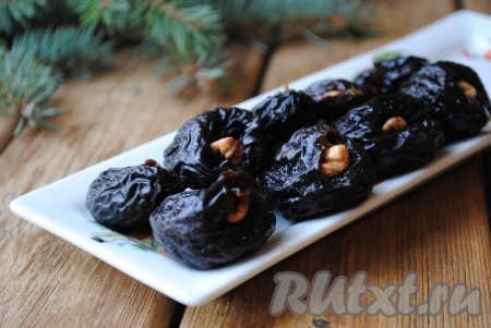 Орехи лучше предварительно подсушить в микроволновке в течение 40 секунд на максимальной мощности. Внутрь каждого чернослива вложить грецкий орешек. 
