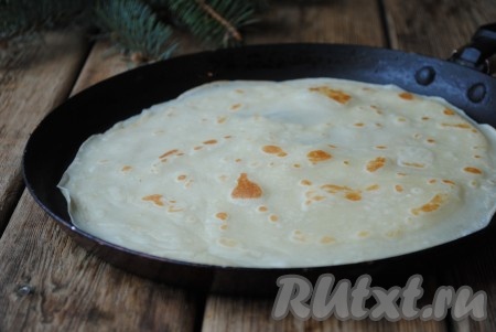 Жарить блинчик с двух сторон на среднем огне до золотистого цвета, затем переложить на тарелку. Периодически перемешивая тесто, постепенно пожарить все блины (у меня получилось 25 штук). Сковороду после жарки первого блина маслом я не смазывала, но многое зависит от качества покрытия сковороды, поэтому, если будет необходимость, перед жаркой очередного блинчика слегка смазывайте сковородку маслом.
