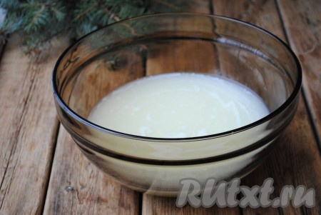 Молочную сыворотку комнатной температуры налить в миску.