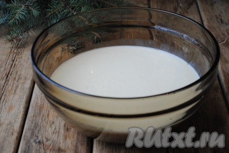 В самом конце влить растительное масло, перемешать и дать "отдохнуть" тесту минут 15. За это время клейковина муки набухнет и готовые блины получатся эластичными. Блинное тесто, замешанное на сыворотке от творога, должно получиться жидковатым, без комочков.