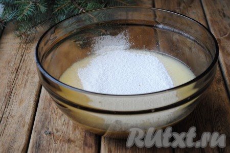 Постепенно подсыпая муку, перемешивать тесто до получения однородной массы.