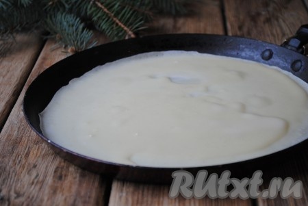 Сковороду хорошо разогреть, перед выпеканием первого блина смазать её растительным маслом, налить небольшое количество теста и равномерно распределить его по поверхности сковороды.
