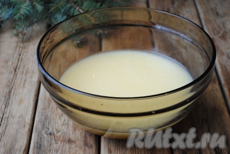 В сыворотку добавить яйца, сахар и соль, получившуюся массу хорошо перемешать венчиком (или с помощью миксера).
