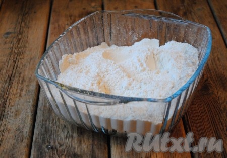 Всыпать в муку соду и соль, хорошо перемешать.&nbsp;
