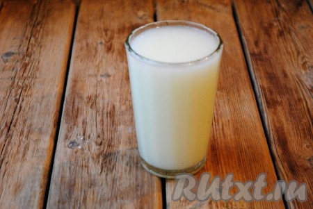 Сыворотку соединить с водой. Порциями влить сыворотку в муку, постоянно перемешивая.&nbsp;
