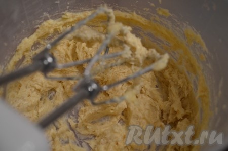 Взбить мягкое сливочное масло с сахарной пудрой и коричневым сахаром до пышной массы.