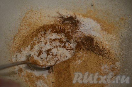 В миску просеять муку, добавить имбирь, корицу, гвоздику, соду и соль, всё перемешать.