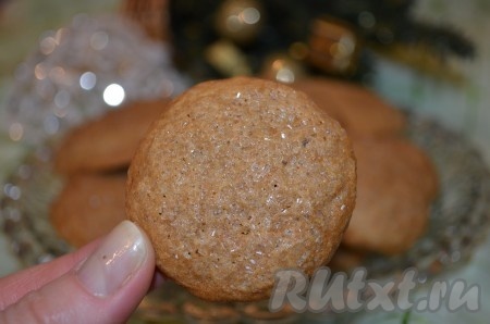 Выпекать имбирное печенье при температуре 180 градусов 12-15 минут до светло-коричневого цвета.
