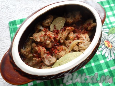 Затем свинину переложить в горшочек для запекания, сюда же влить и жидкость со сковороды. Посыпать свинину паприкой, добавить лавровый лист.
