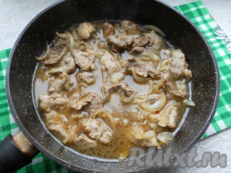 Влить в сковороду чай, процедив его через ситечко. Все посолить по вкусу. Кипятить мясо в чае на сильном огне около 5 минут - треть жидкости должна выпариться.
