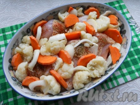 А также разложить очищенные и нарезанные крупно лук и морковь.
