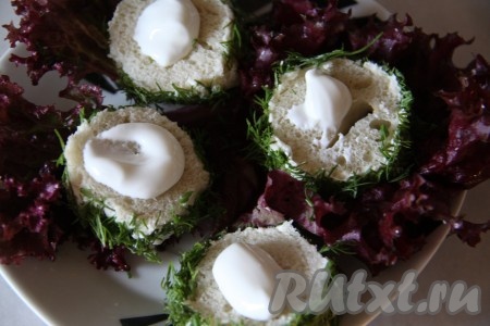 Сливки взбиваем и смазываем одну сторону хлеба.
