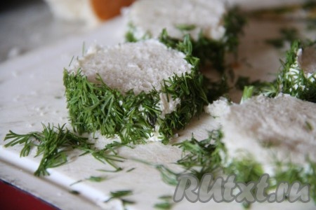 Укроп мелко нарезаем и обваливаем в нем бока хлеба, которые смазали ранее сливочным маслом. Укроп прилипнет равномерно и будет красиво смотреться на хлебе.