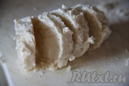 Бока хлеба смазываем сливочным маслом.