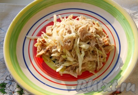 Салат с капустой, курицей и грушами