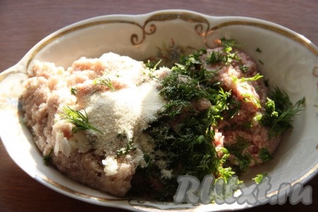 Для приготовления фрикаделек, смешать фарш с одной луковицей, измельченной в блендере или пропущенной через мясорубку, мелко нарезанной зеленью, пропущенным через пресс или мелко нарезанным чесноком, манкой, солью и перцем по вкусу. 