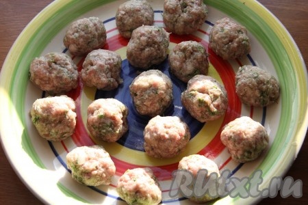 Полученный фарш тщательно перемешать, сформировать из него небольшие шарики (фрикадельки) и отправить в холодильник минут на 10-15.
