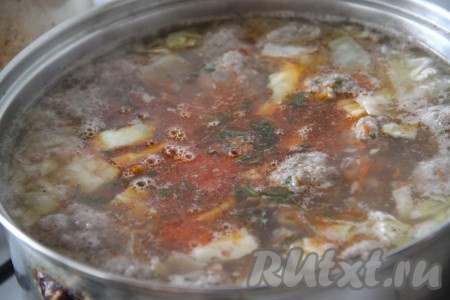 Когда капуста и картофель будут готовы, добавить в кастрюлю зажарку, лавровый лист, если нужно, досолить.
