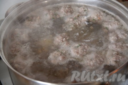 Добавить в суп к картофелю и гречке фрикадельки и варить около 5 минут на медленном огне с момента закипания.
