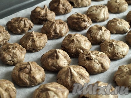 Духовку нагреть до 130 градусов и сушить безе 1 час. Готовое безе остудить, затем оно легко снимается с пергамента.
