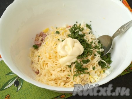 Промыть и обсушить укроп, мелко нарезать. Добавить укроп в салат. Заправить майонезом.
