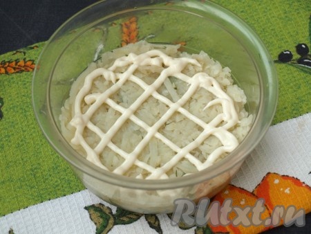 Варёный картофель очистить, натереть на крупной тёрке, выложить сверху зелени, немного прижать рукой, чтобы предыдущие слои хорошо зафиксировались. Смазать картошку майонезом. Если все слои будут укладываться плотно, тогда салат будет в готовом виде хорошо держать форму и не распадётся.