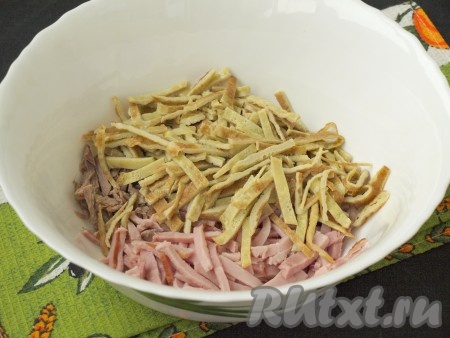 Когда омлет остынет, нарезать его соломкой и добавить к мясу.
