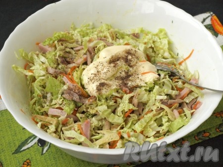 Все ингредиенты перемешать, добавить майонез, поперчить.
