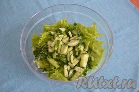 Огурец нарезать соломкой, выложить к остальным ингредиентам.
