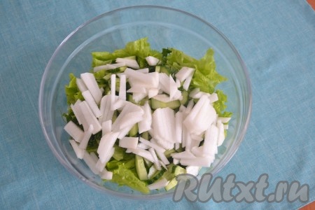 Очищенную редьку нарезать соломкой, отправить в салат.
