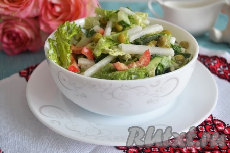 Заправить салат сметаной и сразу же подать на стол.