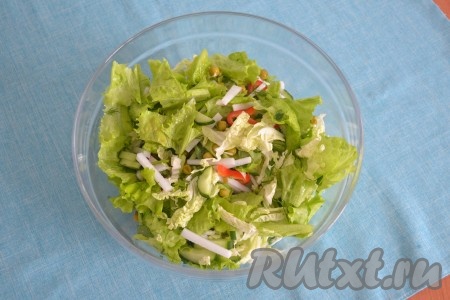 Посолить салат "Козлик" и перемешать.
