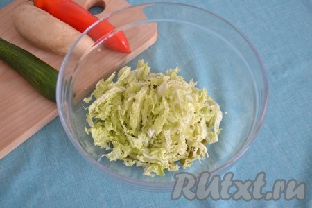 Тонкой соломкой нашинковать капусту и выложить к горошку.
