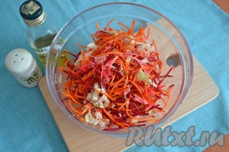 Заправить салат "Метёлка" оливковым маслом, добавить сок половинки лимона и щепотку соли.
