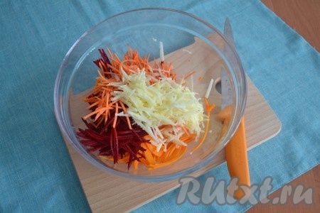 Очистить яблочко, натереть его на терке, соединить с другими ингредиентами.
