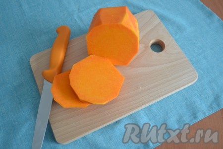 Очистить тыкву от кожицы. Плотную мякоть без косточек разрезать на несколько частей.