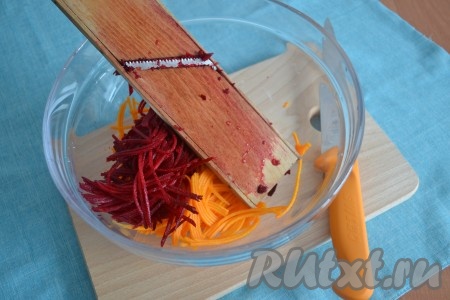 Точно также натереть очищенную сырую свеклу и добавить в салат к тыкве.
