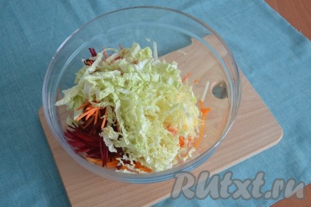 Добавить нашинкованную пекинскую капусту.