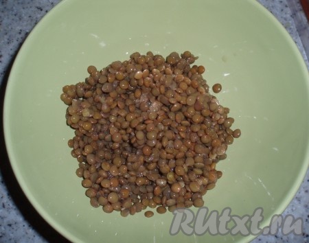 В подходящую посуду выложить отварную чечевицу.&nbsp;
