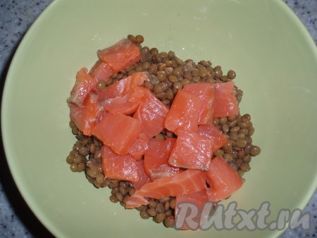 Добавить к чечевице нарезанную небольшими кусочками&nbsp;рыбу.
