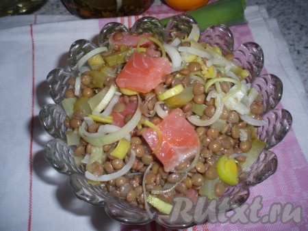 Вкусный, питательный и в тоже время легкий салат из чечевицы с красной рыбой готов.
