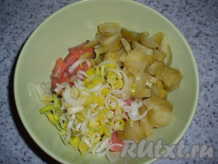 Добавить к продуктам остывший лук-порей.