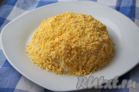 Желтки натереть на мелкой терке и присыпать весь салат.
