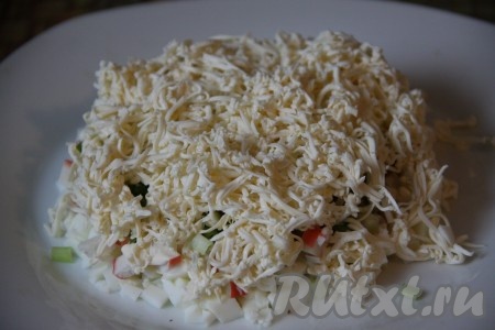 После лука идет слой натертого на крупной тёрке плавленного сыра, смазать его майонезом.
