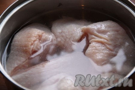Курицу разрезать на порционные кусочки, выложить в кастрюлю и залить водой, чтобы вода была на 1 палец выше уровня мяса. Поперчить и слегка посолить, не забывая что сыр соленый.