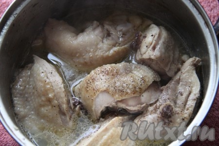 Отправить кастрюлю с водой и мясом на огонь и варить около 1 часа с момента закипания с приоткрытой крышкой на маленьком огне. Мы должны уварить воду настолько, чтобы её осталось на дне кастрюли на 1-2 пальца. Бульон будет концентрированный и жирненький. 