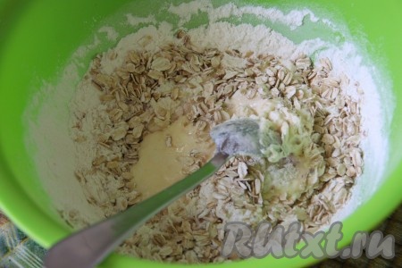Добавить сахар, муку, овсянку, корицу и разрыхлитель.